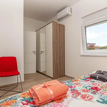 Amazing Apartment In Brodarica With Wifi *
